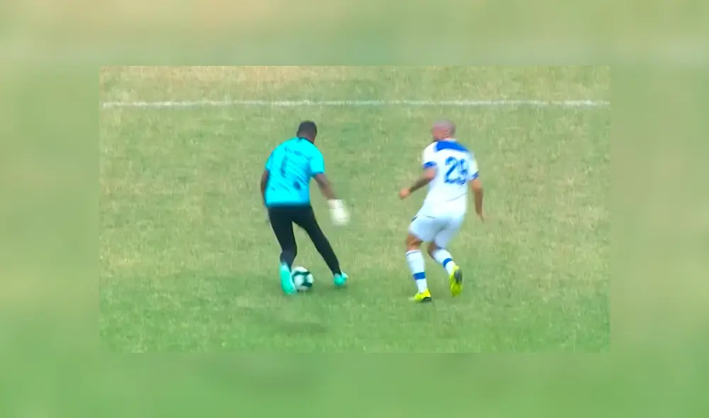 El arquero del Santa Rosa, Mauricio Mafla, cometió un error que le sirvió al Alianza Atlético para encajar un tanto. El arquero del Santa Rosa, Mauricio Mafla, cometió un error que le sirvió al Alianza Atlético para encajar un tanto.