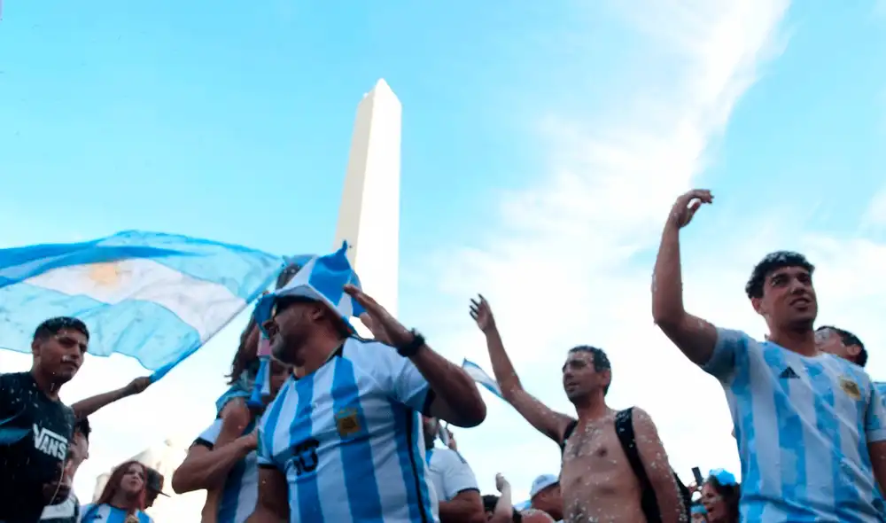 Policías se enfrentaron a los hinchas usando gases lacrimógenos y colocando vallas en el Obelisco. Foto: Télam