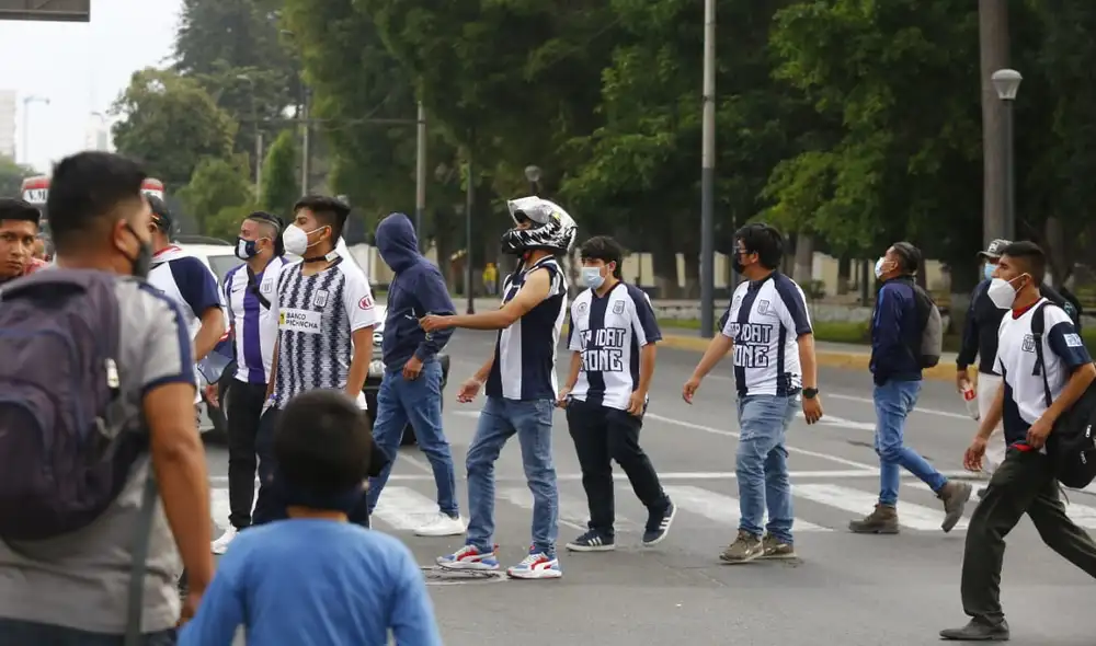 Reportaron disturbios en exteriores del Estadio Nacional. Foto: Félix Contreras / La República