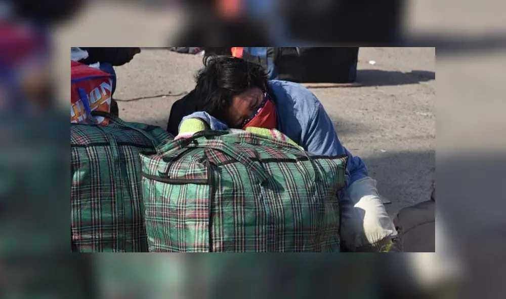 Con cartones o con bolsas, las personas duermen en ese lugar al no tener otro lugar que ir. Créditos: Jenny Valdivia. Con cartones o con bolsas, las personas duermen en ese lugar al no tener otro lugar que ir. Créditos: Jenny Valdivia.