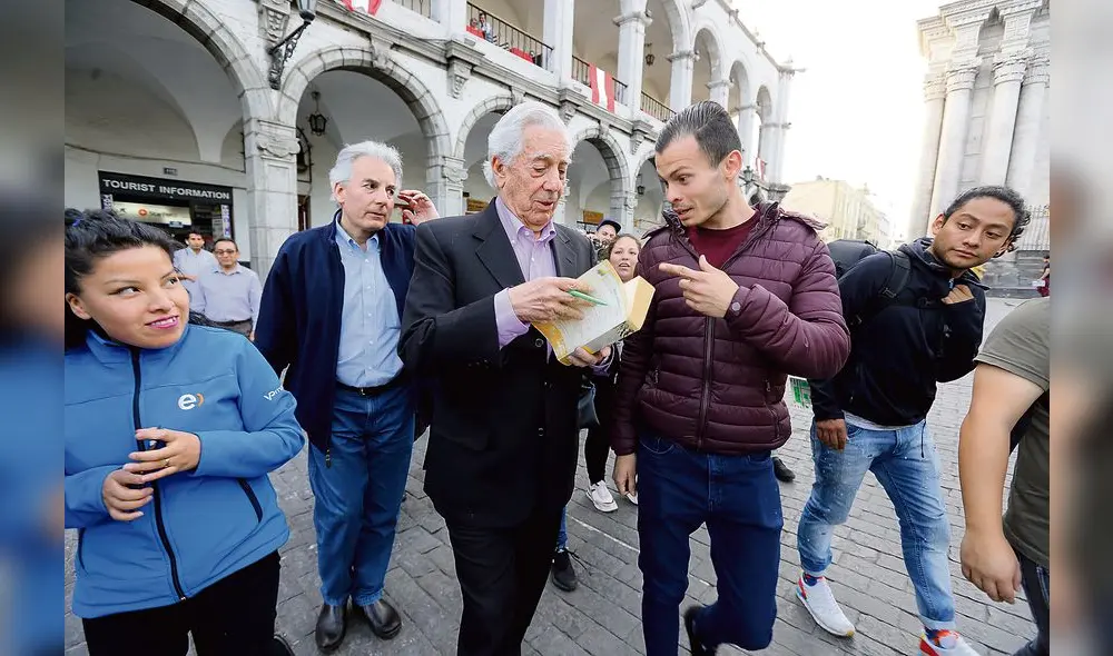ESCRITOR MARIO VARGAS LLOSA EN TU TIERRRA NATAKLAREQUIPA RODANDO UN DOCUMENTAL 