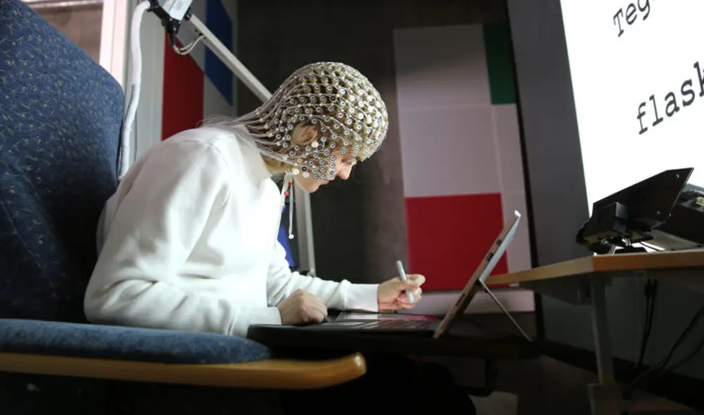 256 electrodos fueron aplicados en participantes de un experimento para diferenciar la escritura a mano y la digital | Foto: NTNU / Microsoft