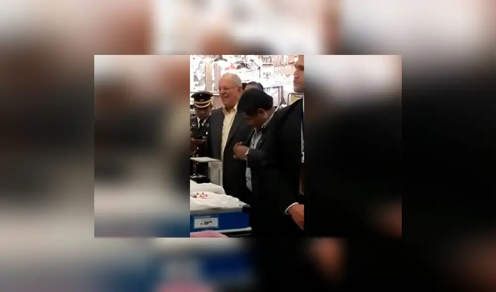 Facebook: PPK llega a centro comercial, hace compras y desata alboroto [VIDEO]