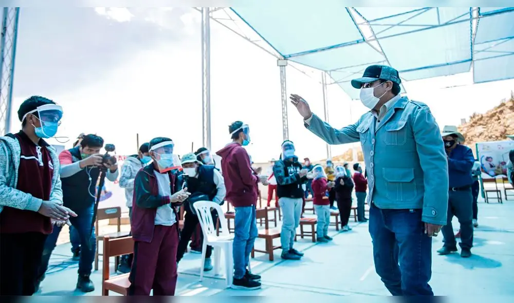 Gobernador de Arequipa, Elmer Cáceres Llica, acudió a la alejada provincia de Condesuyos, para el reinicio de clases presenciales. Foto: GRA Gobernador de Arequipa, Elmer Cáceres Llica, acudió a la alejada provincia de Condesuyos, para el reinicio de clases presenciales. Foto: GRA