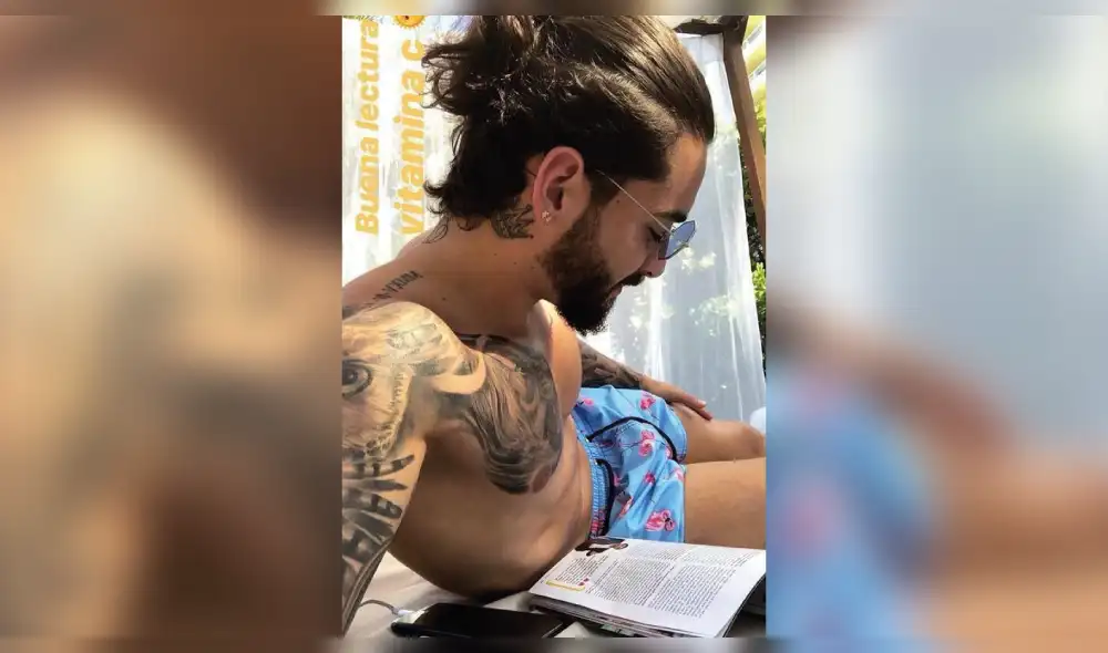 Facebook: Foto de Maluma leyendo causa revuelo por peculiar detalle