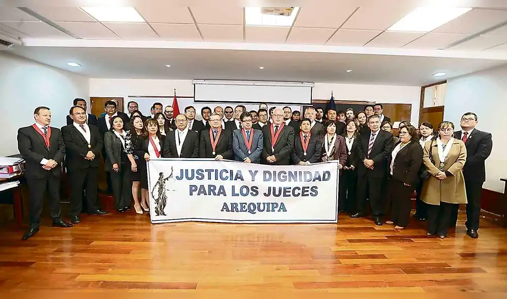JUECES DE AREQUIPA EN HUELGA BLANCA JUECES DE AREQUIPA EN HUELGA BLANCA