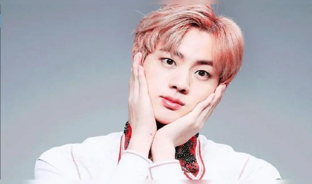 Jin alcanzó la fama integrando la agrupación K-pop, BTS.