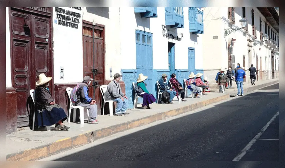 Adultos mayores fueron a reclamar pago de Pensión 65 con medidas de protección.