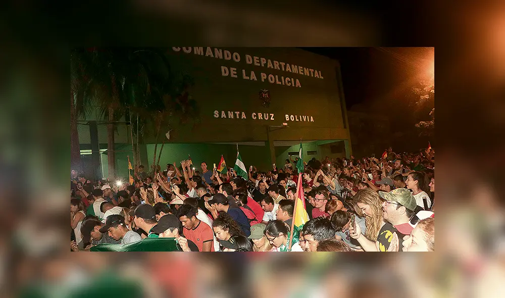 Policías de cuatro ciudades se rebelan contra Evo Morales Policías de cuatro ciudades se rebelan contra Evo Morales