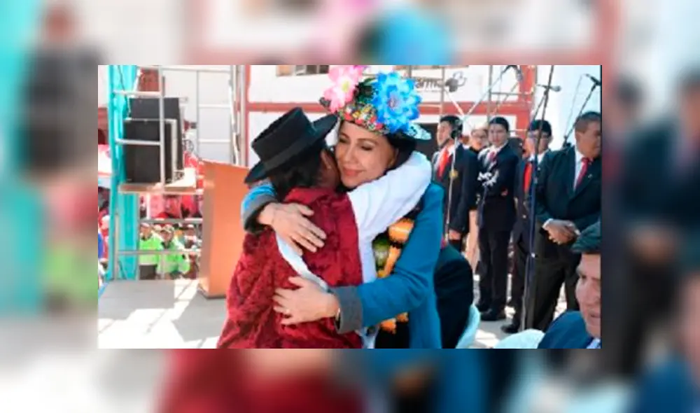 La ministra de la Mujer junto a una pobladora de Huancavelica. La ministra de la Mujer junto a una pobladora de Huancavelica.