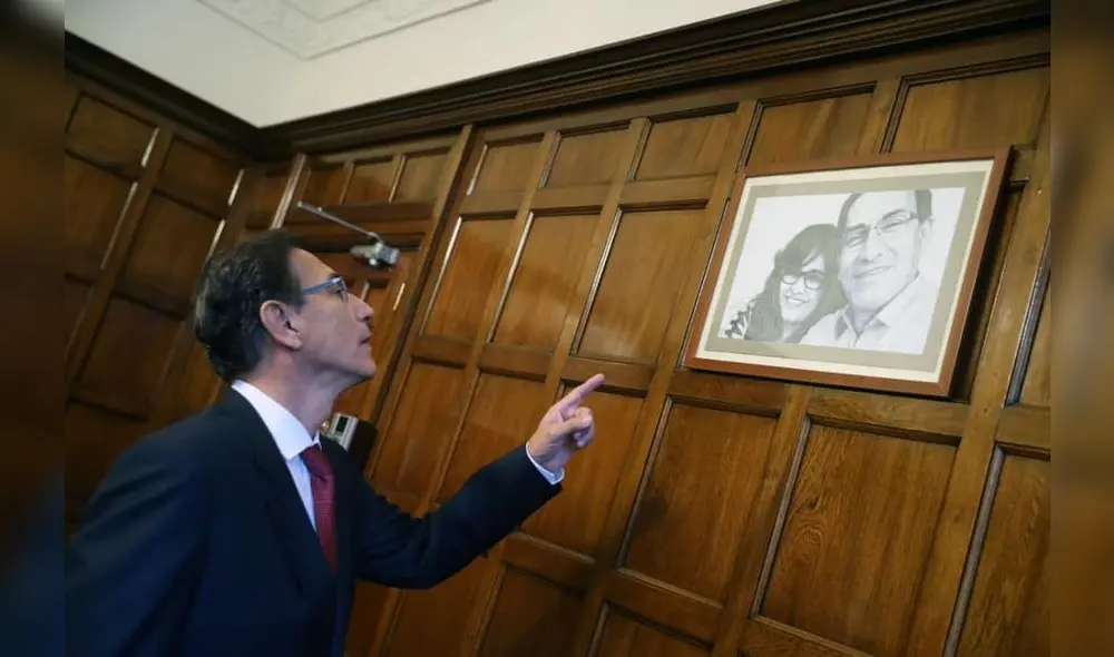 Martín Vizcarra observando un recuadro de él con su esposa Maribel Diaz Cabello en Palacio de Gobierno. Foto: Presidencia.