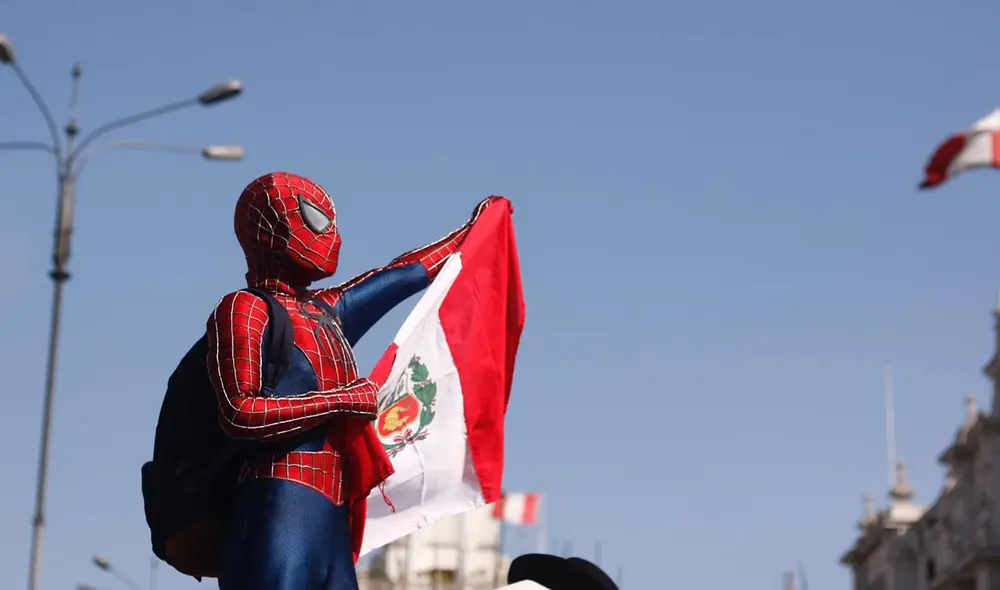 Ciudadanos se congregan en la plaza San Martín con carteles y banderas. Foto: Oswald Charca/La República Ciudadanos se congregan en la plaza San Martín con carteles y banderas. Foto: Oswald Charca/La República