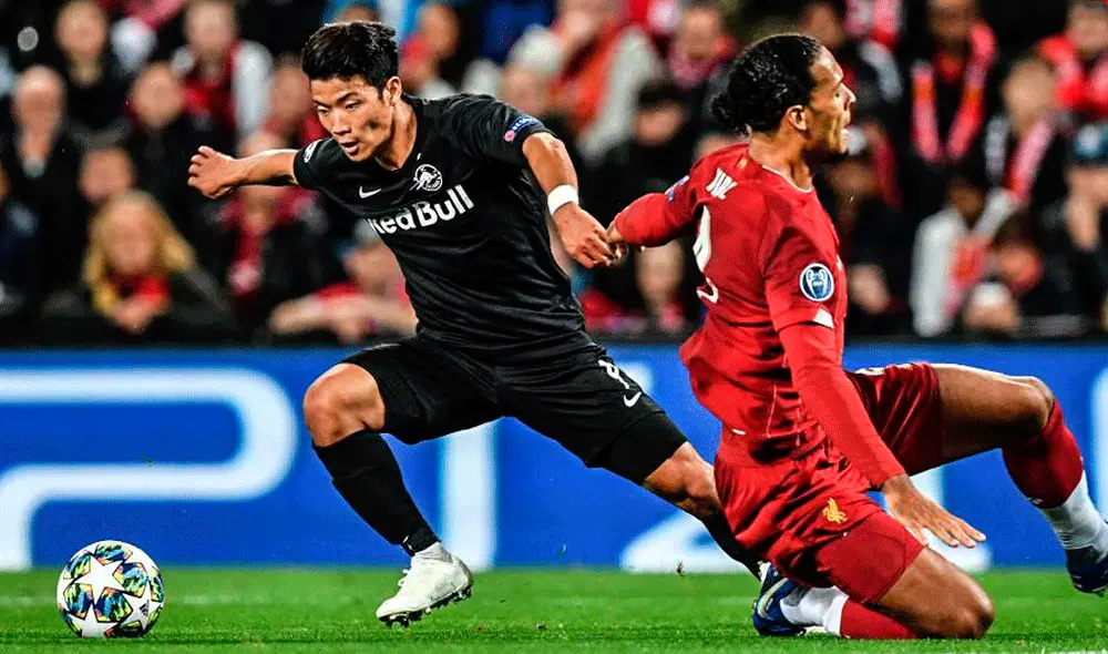 Van Dijk, el defensa más caro del mundo, quedó humillado tras un amague de Hwang para anotar el descuento del Salzburgo. | Foto: ESPN