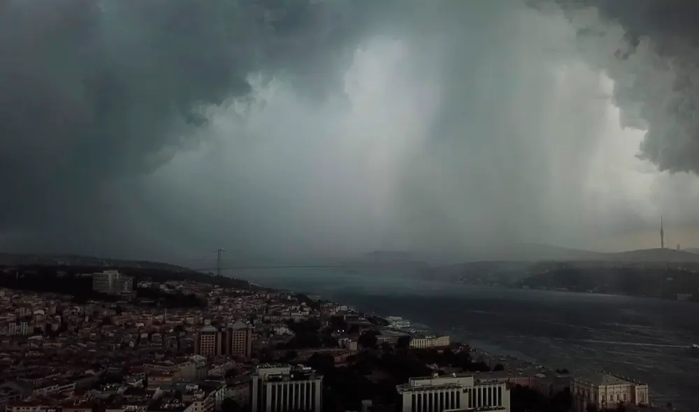 Vista aérea de los fenómenos climáticos que está sufriendo Estambul. | Foto: Captura YouTube / DHA