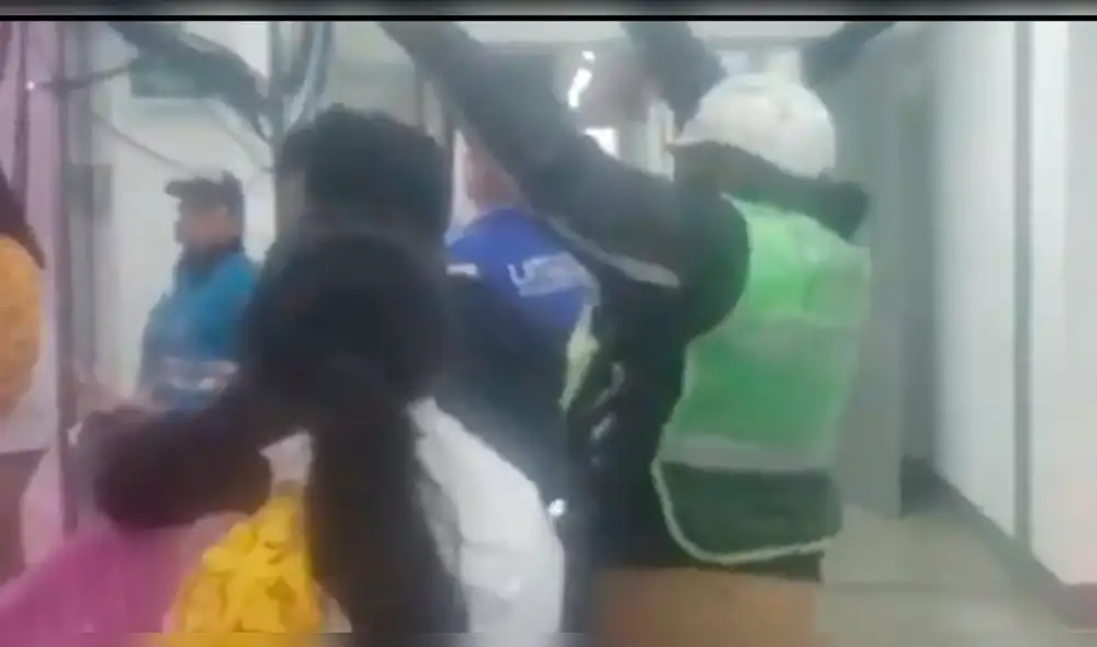 Lima 2019: Karla Ortiz recibe abrazo de su madre que estaba de servicio con el uniforme de la PNP.