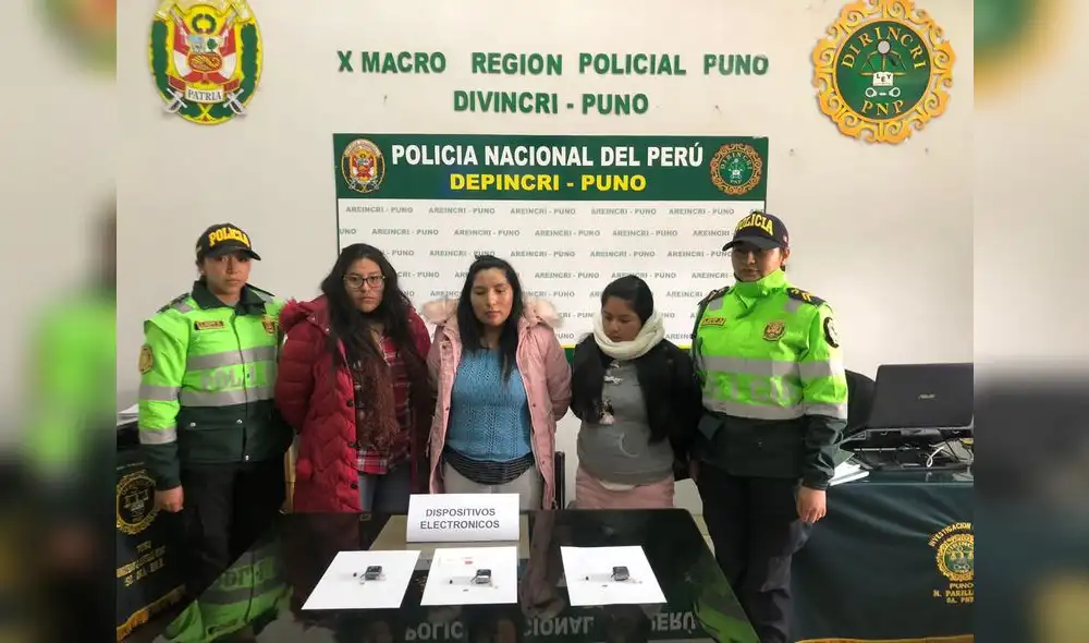 Profesoras rendían examen con dispositivos electrónicos. Foto: Liubomir Fernández / URPI-LR Profesoras rendían examen con dispositivos electrónicos. Foto: Liubomir Fernández / URPI-LR