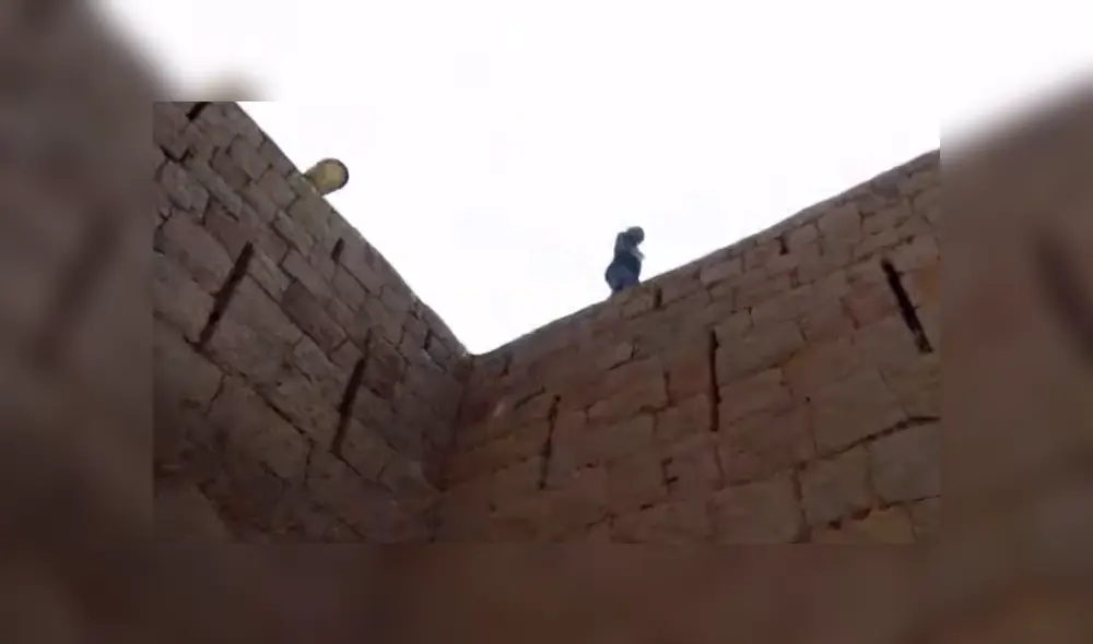 Video es viral en YouTube. Pese a que el muro tenían varios metros de alto, este hombre apodado el ‘Rey Mono’, pudo escalarlo en pocos segundos. Foto: Captura.