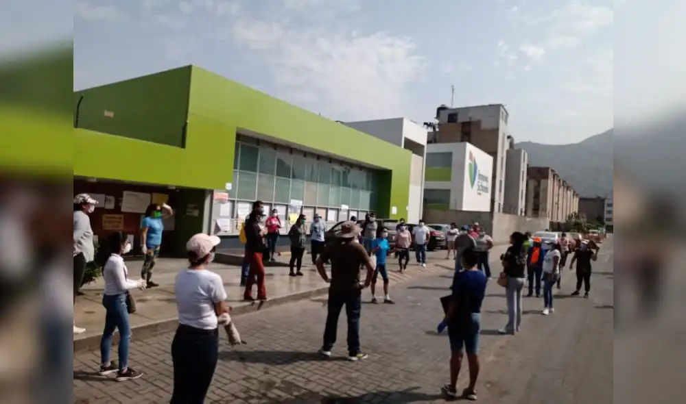 Padre de Familia apuestan por el diálogo con directivos del colegio Innova School.