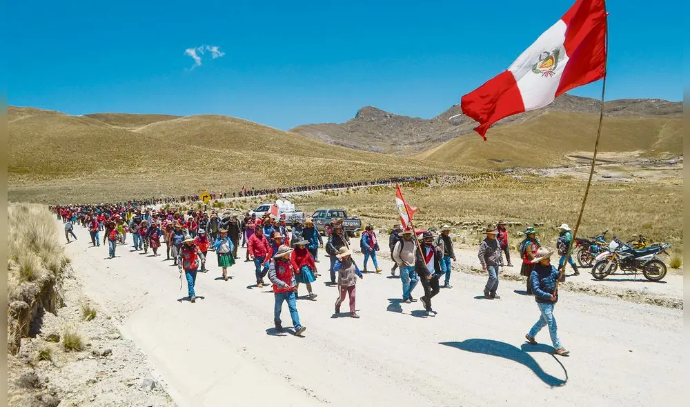 POBLADORES DE  COMUNIDADES DEL CORREDOR MINERO  SUR  EN EL CUSCO PROVINCIA DE CHUMBIVILCAS   PROTESTAN POR EL PASO DE  CAMIONES  CON CARGA  LES CAUSA  DESTROZOS EN SUS CASAS  Y CONTAMINA LA MISMA UNA COMITIVA  DE LA PCM  LLEGO  HASTA EL LUGAR EL 10 DE  OCTUBRE DEL 2019 PARA DIALOGAR CON ELLOS PERO TERMINO MAL Y NO HUBO ACUERDO  LOS MANIFESTANTES TOMARON LAS VIAS Y LA BLOQUERON  DESDE EL 22 DE  SETIEMBRE DEL  2019 /// PROTESTA  PROTETAS  MANIFESTACIONES  