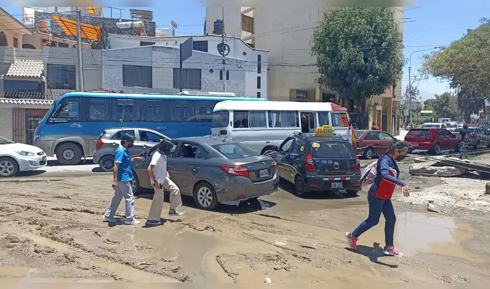 La inundación generó caos vehicular. Foto: La República