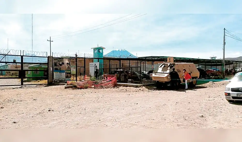 Seguridad en penal.  Policía resguarda seguridad en penal en donde se detectó varios casos de coronavirus.