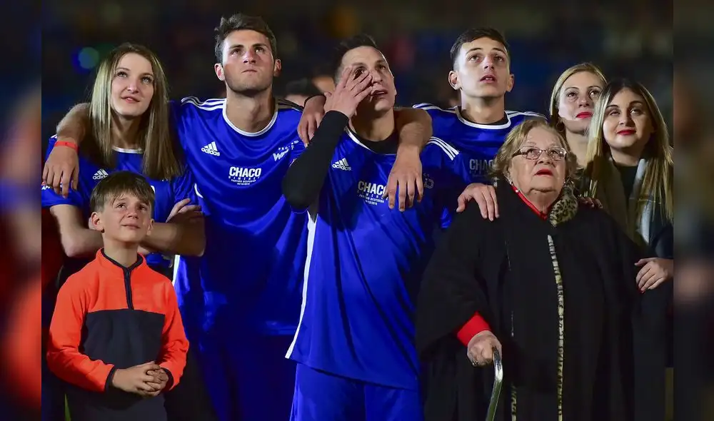 'Chaco' Giménez junto a su familia en la emotiva despedida. Fuente: MEXSPORTS 'Chaco' Giménez junto a su familia en la emotiva despedida. Fuente: MEXSPORTS
