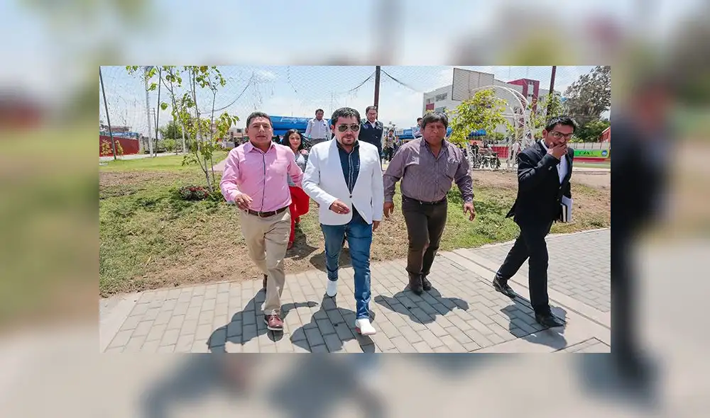 ENTREGA DE SILLA DE RUEDAS POR EL GOBERNADOR ELMER CACERES LLICA ENTREGA DE SILLA DE RUEDAS POR EL GOBERNADOR ELMER CACERES LLICA