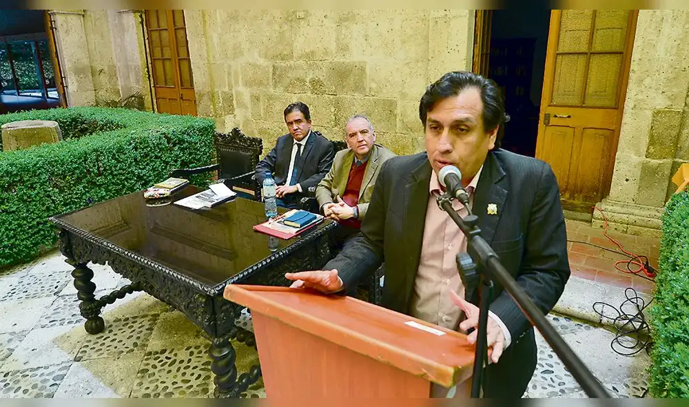 Arequipa: Analizan en libro la novela "La ciudad y los perros" de Mario Vargas Llosa Arequipa: Analizan en libro la novela "La ciudad y los perros" de Mario Vargas Llosa