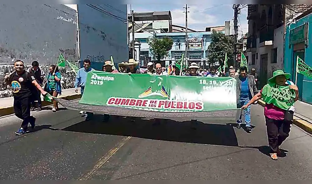 Marcha. Al terminar, salieron a las calles en marcha pacífica. Marcha. Al terminar, salieron a las calles en marcha pacífica.