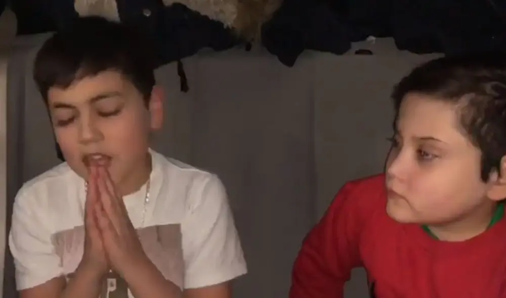 Desliza las imágenes para ver más detalles de esta emotiva escena protagonizada por dos pequeños hermanos. (Foto: captura / Facebook)