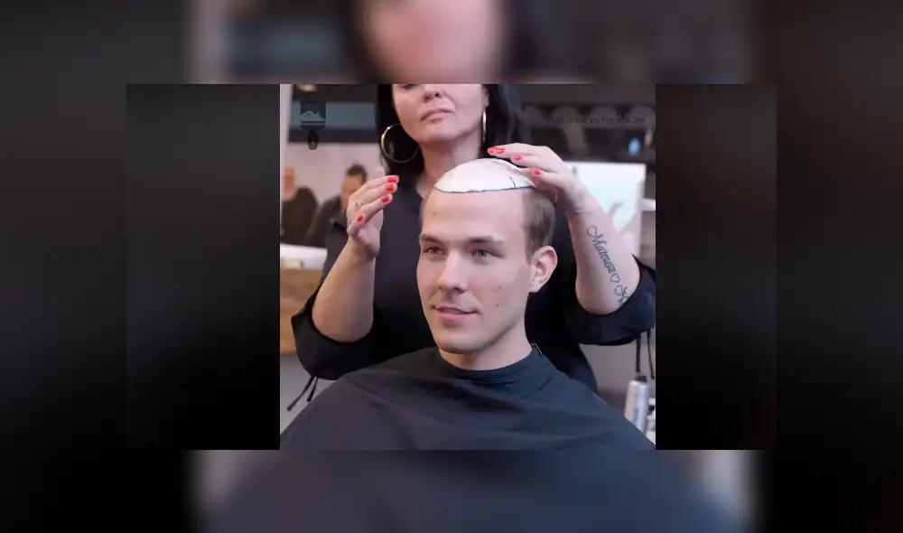 Desliza hacia la izquierda para ver el radical cambio de look de un hombre calvo. Desliza hacia la izquierda para ver el radical cambio de look de un hombre calvo.