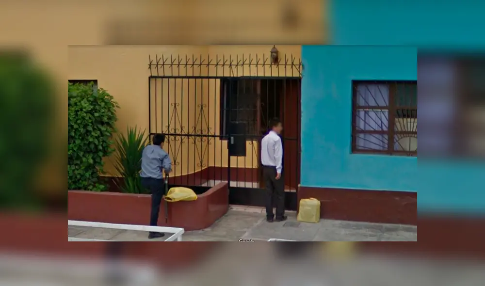 Google Maps: 'Testigos de Jehová' son captados tocando la puerta de una casa, pero detalle hace reír a miles [FOTOS]