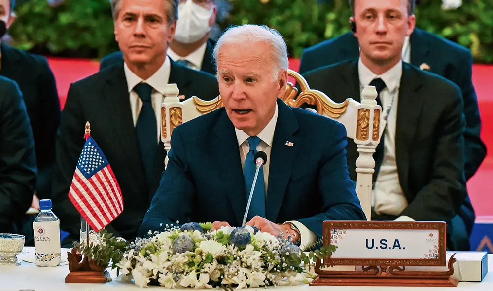 El presidente de los Estados Unidos, Joe Biden, habla durante la cumbre de la Asociación de Naciones del Sudeste Asiático (ASEAN) en Phnom Penh. Foto: AFP
