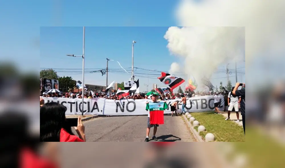 Hinchas muestran su rechazo a continuación de torneo local. Foto: ADN Radio
