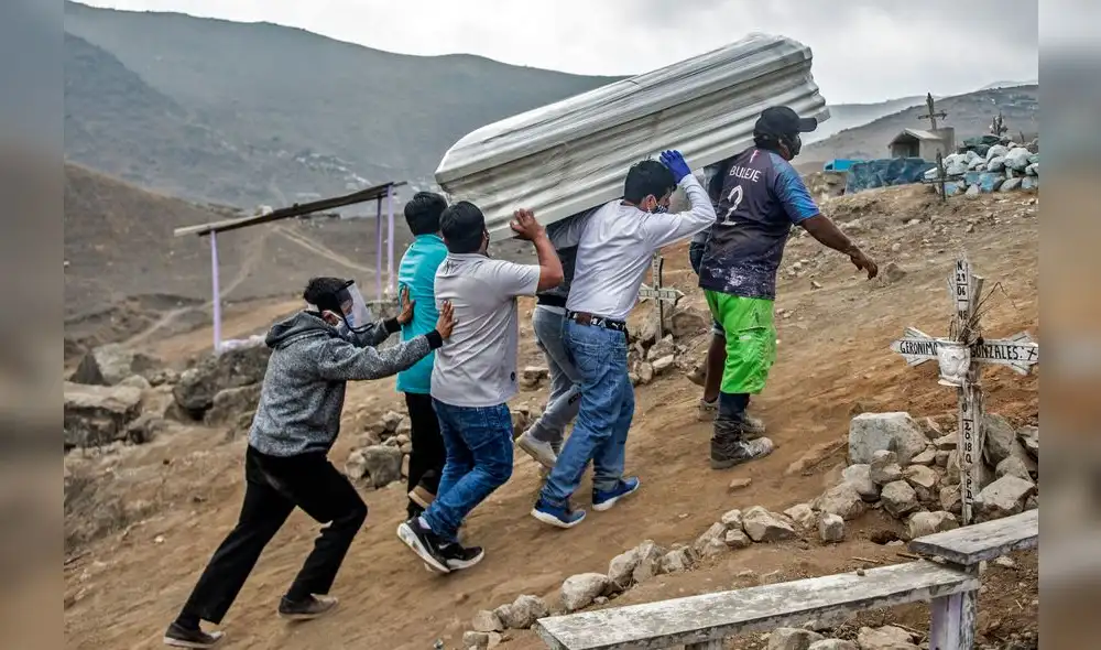 A market trader shows different currency notes in Caracas on March 10, 2019, during the third day of a massive power outage which has left Venezuelans without communications, electricity and water. - The unprecedented power outage already left 15 patients dead and threatens to extend indefinitely, increasing distress for the severe political and economic crisis hitting the oil-rich South American nation. (Photo by Cristian Hernandez / AFP) A market trader shows different currency notes in Caracas on March 10, 2019, during the third day of a massive power outage which has left Venezuelans without communications, electricity and water. - The unprecedented power outage already left 15 patients dead and threatens to extend indefinitely, increasing distress for the severe political and economic crisis hitting the oil-rich South American nation. (Photo by Cristian Hernandez / AFP)