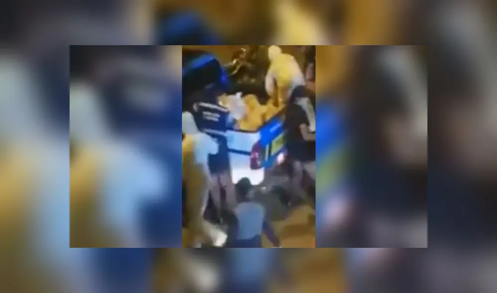 Tuvo que intervenir la Policía para alejar a los vecinos. (Foto: Captura de video / Latina Noticias) Tuvo que intervenir la Policía para alejar a los vecinos. (Foto: Captura de video / Latina Noticias)