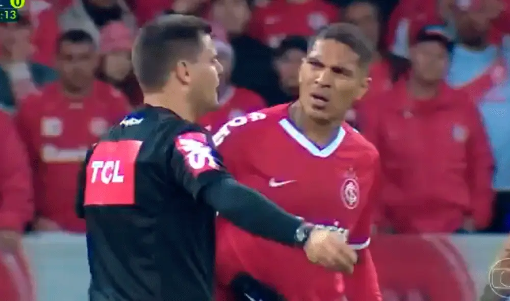 Paolo Guerrero perdió la compostura con el árbitro del Internacional vs. Palmeiras tras recibir un codazo en la cara. | Foto: Globo TV Paolo Guerrero perdió la compostura con el árbitro del Internacional vs. Palmeiras tras recibir un codazo en la cara. | Foto: Globo TV