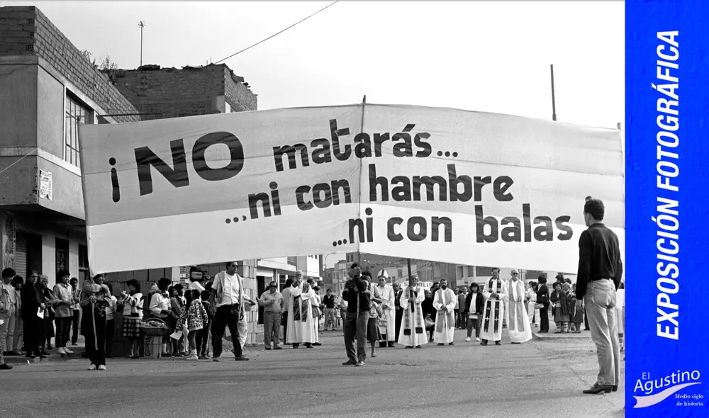 Marcha en contra de la violencia política a raíz del asesinato de María Elías de Huapaya, militante aprista. 1989 Foto: Raúl Méndez. Marcha en contra de la violencia política a raíz del asesinato de María Elías de Huapaya, militante aprista. 1989 Foto: Raúl Méndez.
