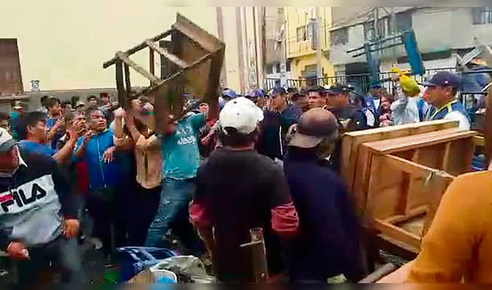 Brutal pelea para recuperar calles ocupadas por informales.