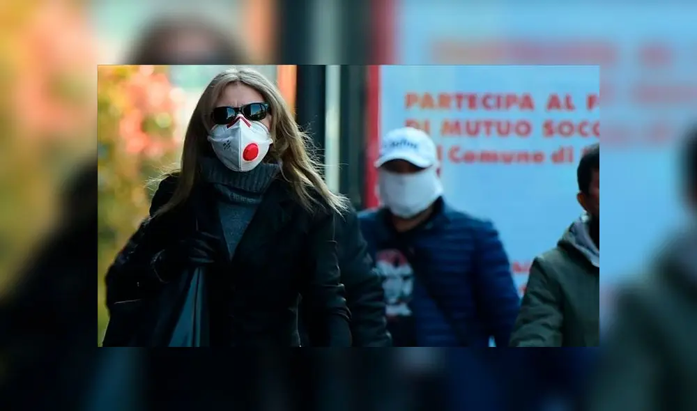 Mujer camina por las calles de Italia protegida con una mascarilla. Foto: Agencia Anadolu