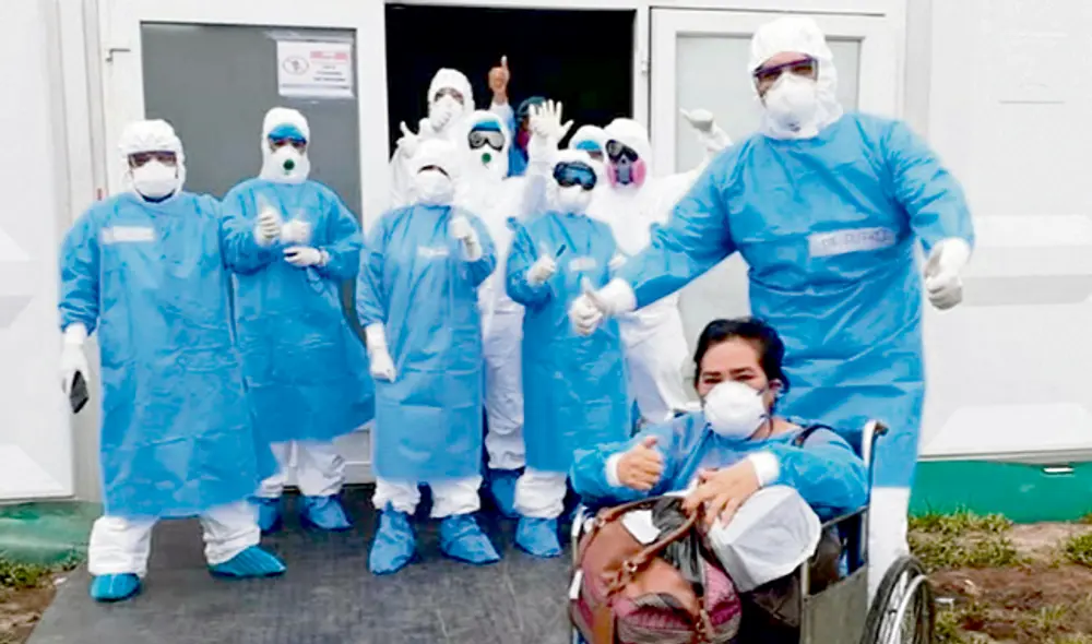 Milagro. Médico Juan Diez y su equipo celebran sanación de adulta mayor que estuvo en gran riesgo, ahora de alta. (Foto: Chino Domínguez) Milagro. Médico Juan Diez y su equipo celebran sanación de adulta mayor que estuvo en gran riesgo, ahora de alta. (Foto: Chino Domínguez)