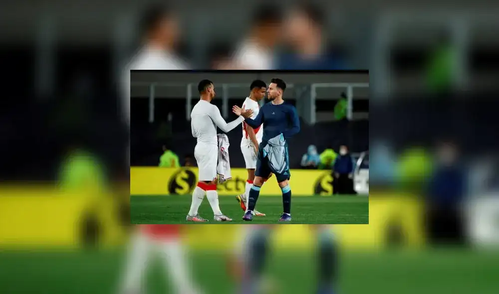 Miguel Trauco y Lionel Messi intercambiaron camisetas al finalizar el partido en el Estadio Monumental. Foto: EFE