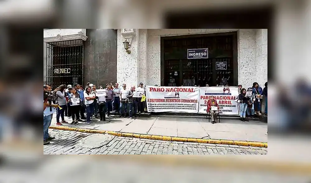 En Arequipa, trabajadores de Reniec protestan por sueldos
