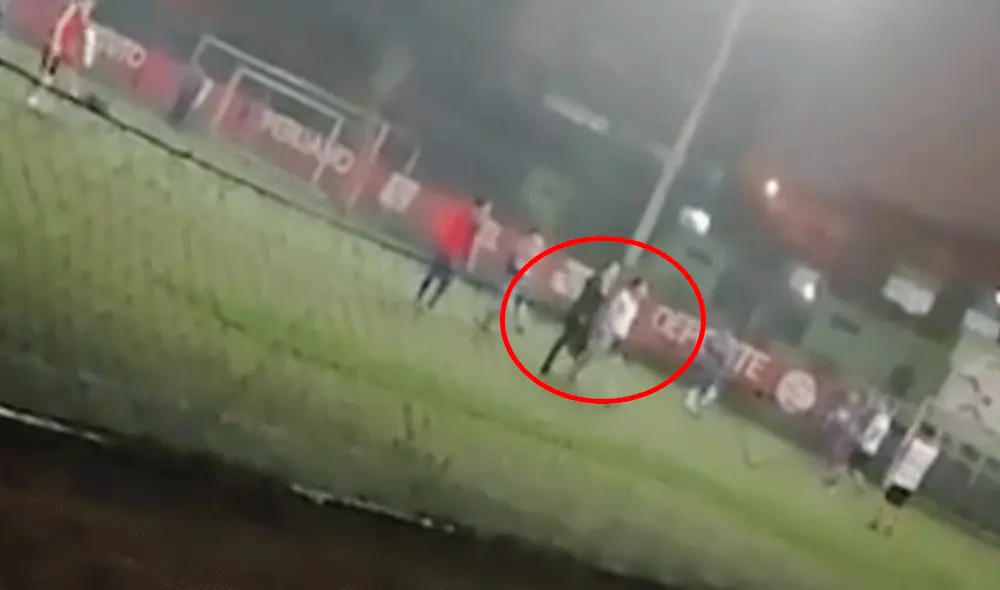 Partido de fútbol interrumpido por novia de futbolista. Partido de fútbol interrumpido por novia de futbolista.