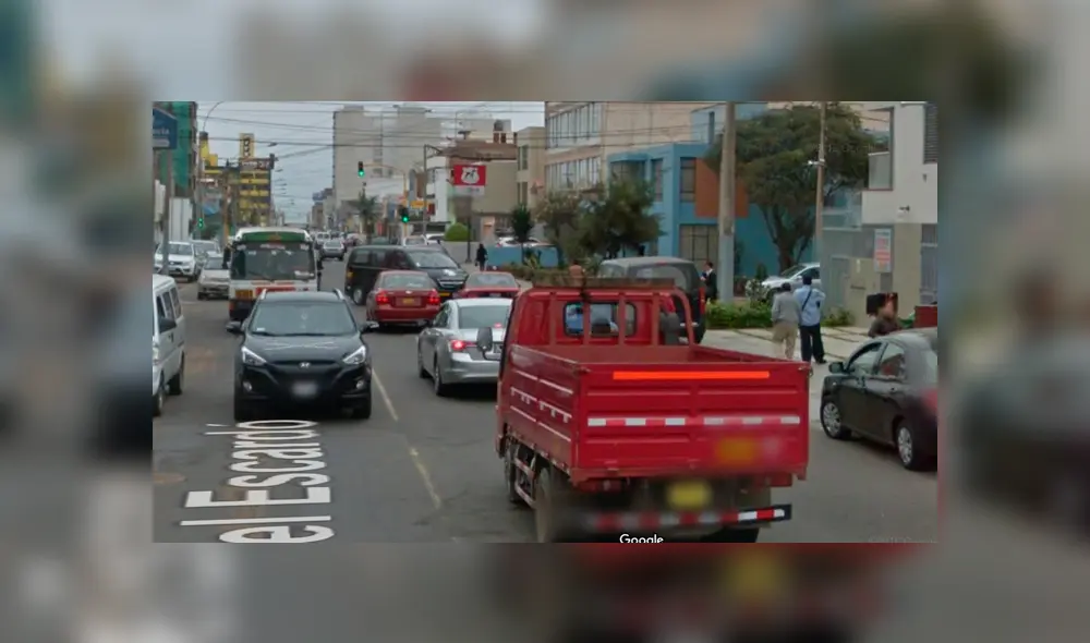 Google Maps: joven queda en shock al hacer zoom en vehículo rojo y descubrir imprudente acto [FOTOS]