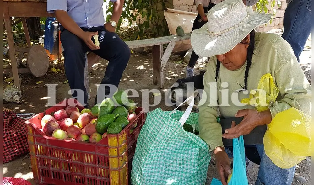 Agricultores muestran orgullosos las paltas, granadas y manzanas que crecen en sus huertos en el Valle de Cinto. Agricultores muestran orgullosos las paltas, granadas y manzanas que crecen en sus huertos en el Valle de Cinto.
