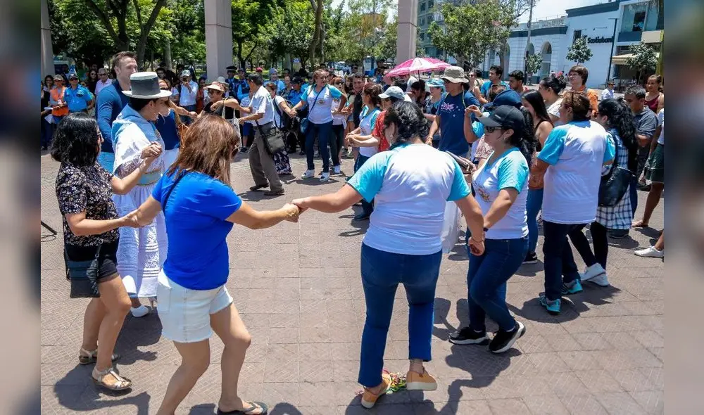 Danzantes bailaron con turistas que se encontraban conociendo Miraflores. Danzantes bailaron con turistas que se encontraban conociendo Miraflores.