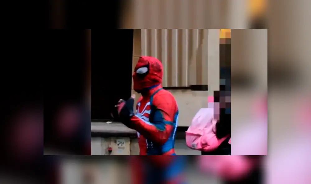 El delincuente le entregó las pertenencias sustraídas a su propietaria, gracias a la labor del héroe. Foto: captura El delincuente le entregó las pertenencias sustraídas a su propietaria, gracias a la labor del héroe. Foto: captura