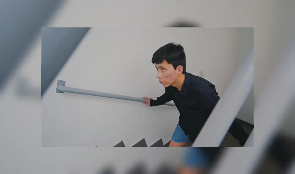 Pero rápidamente encuentra un lugar y su rostro cambia a uno de esperanza. Pero rápidamente encuentra un lugar y su rostro cambia a uno de esperanza.