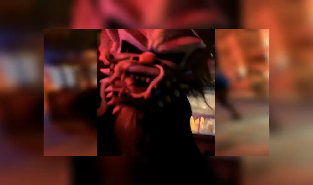 En Facebook, un hombre no tuvo mejor idea que usar un aterrador disfraz para espantar a los pequeños en la calle. En Facebook, un hombre no tuvo mejor idea que usar un aterrador disfraz para espantar a los pequeños en la calle.